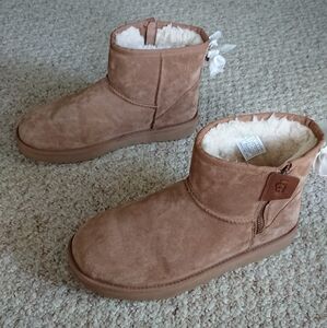 UGG Classic mini Bailey zip boots in light brown size 10